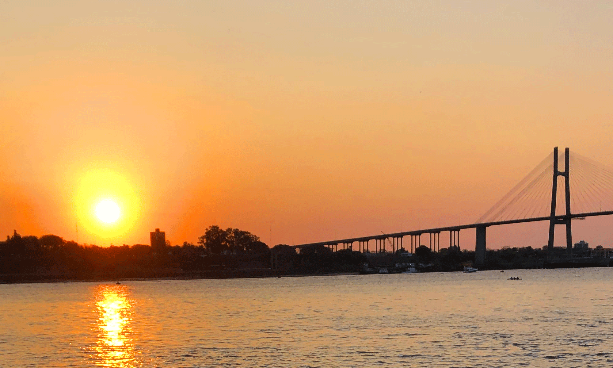 foto del rio parana y su puente